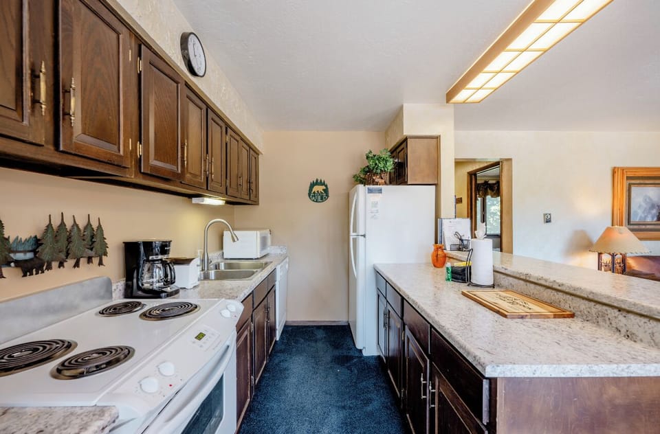 Condo, 1 Queen Bed with Sofa bed, Pool Access, Mountain View | Private kitchen | Fridge, microwave, oven, stovetop