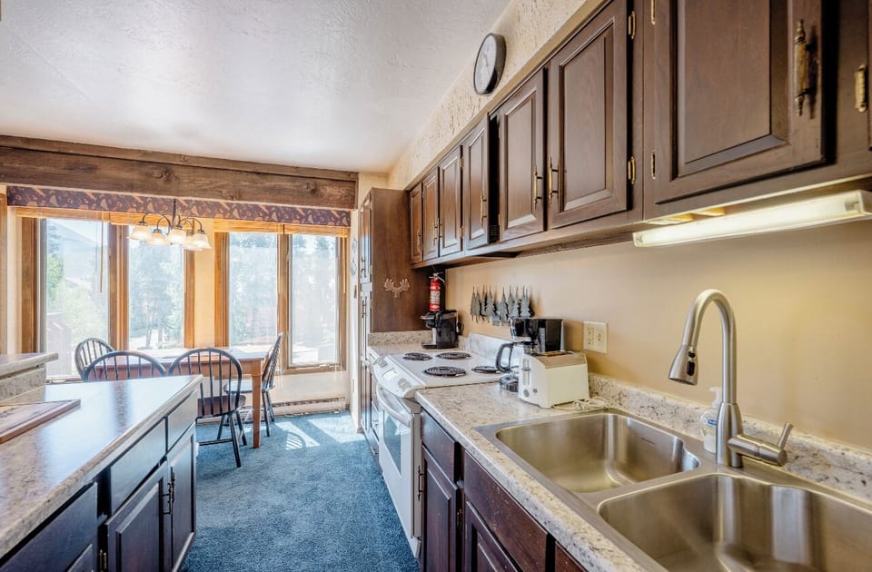 Condo, 1 Queen Bed with Sofa bed, Pool Access, Mountain View | Private kitchen | Fridge, microwave, oven, stovetop