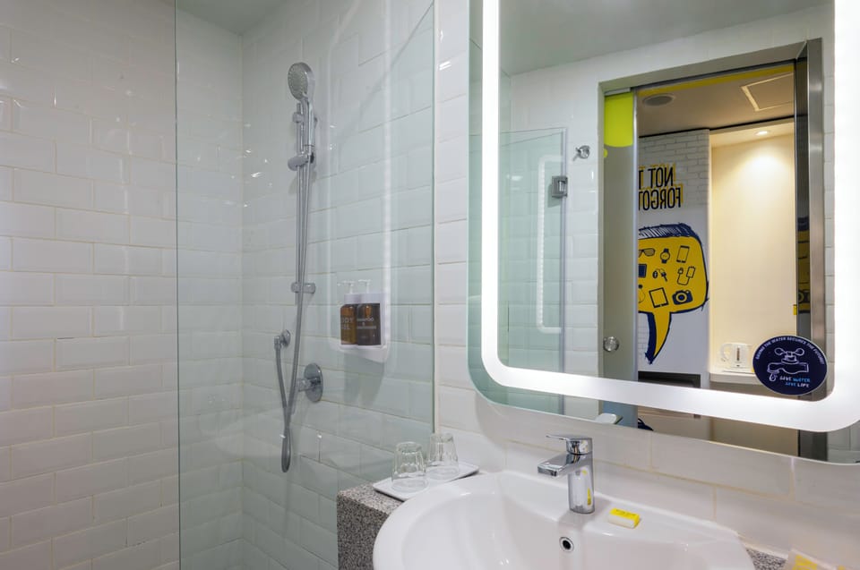 Standard Room (YELLO) | Bathroom | Shower, free toiletries, hair dryer (on request), bathrobes