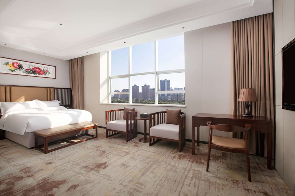 Deluxe Room, 1 King Bed, Non Smoking | Desk, WiFi (free), bed sheets