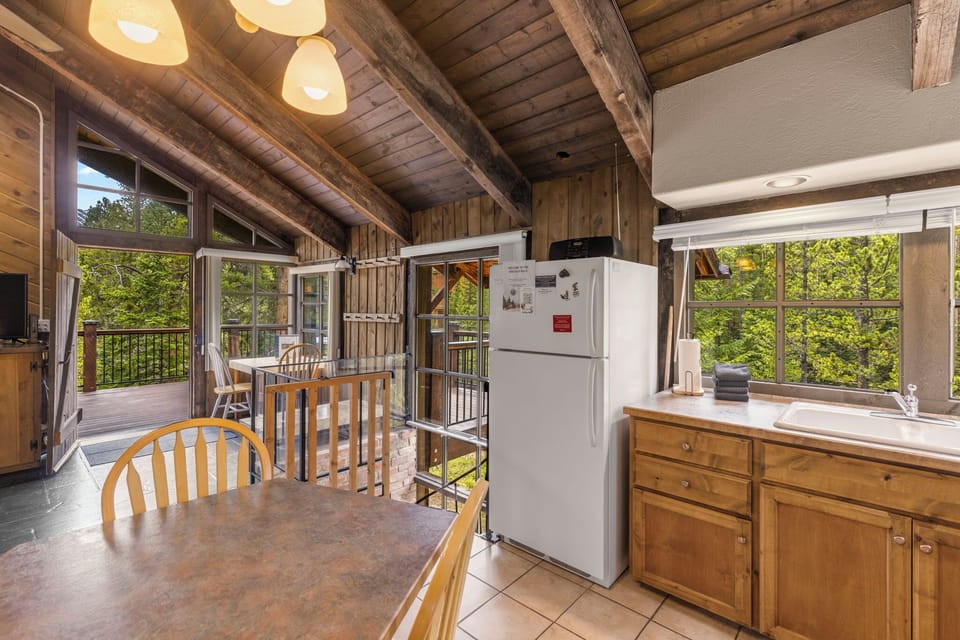 Cabin, Multiple Beds, Patio, Mountain View | Private kitchen | Fridge, microwave, stovetop, coffee/tea maker