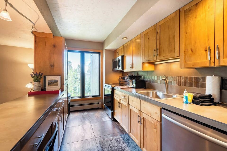 Condo, Multiple Beds, Hot Tub | Private kitchen | Fridge, microwave, oven, stovetop