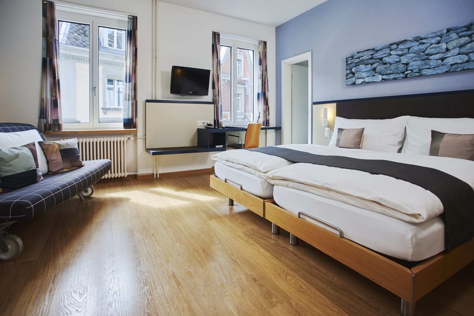 Large Double Room | Hypo-allergenic bedding, desk, iron/ironing board, free WiFi