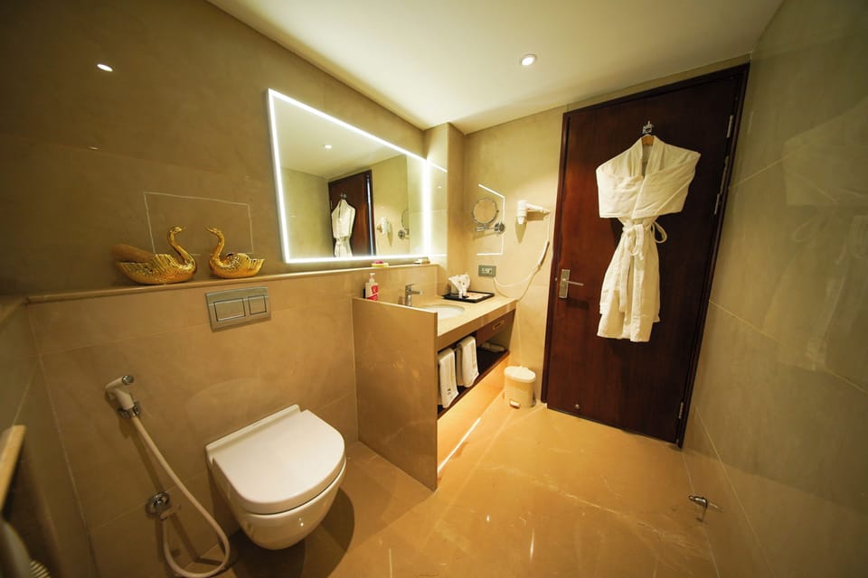 Premium Suite Room | Bathroom | Shower, free toiletries, towels