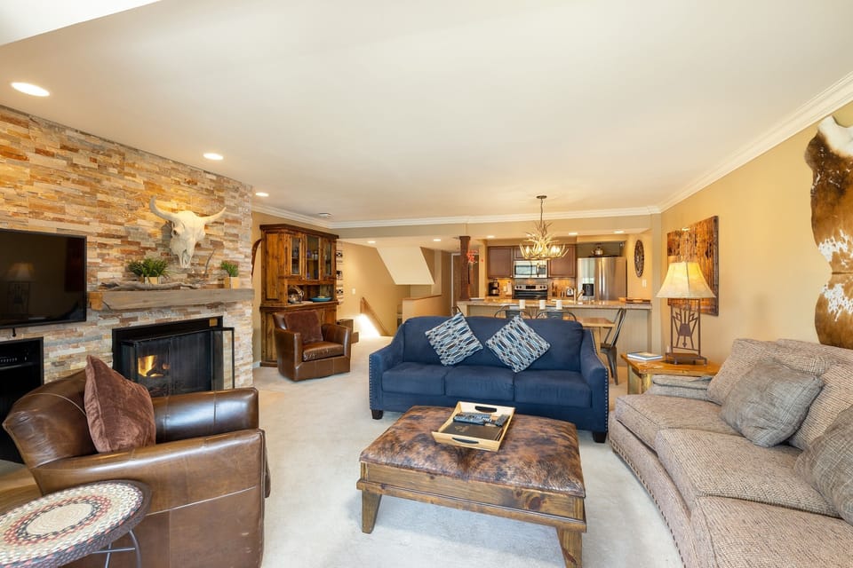Condo, 2 Bedrooms | Living area