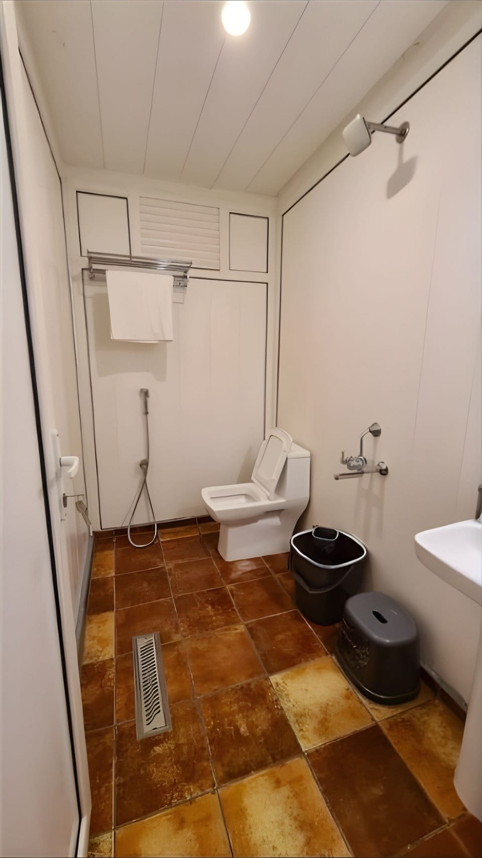 Cuboid | Bathroom | Shower, hydromassage showerhead, free toiletries, towels