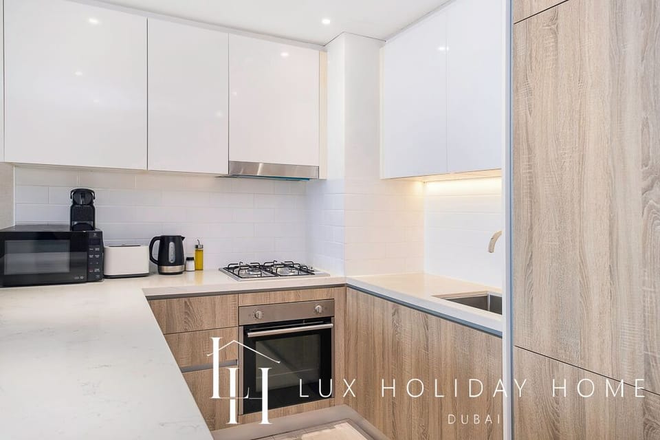 Deluxe Apartment | Private kitchen | Full-size fridge, microwave, oven, stovetop