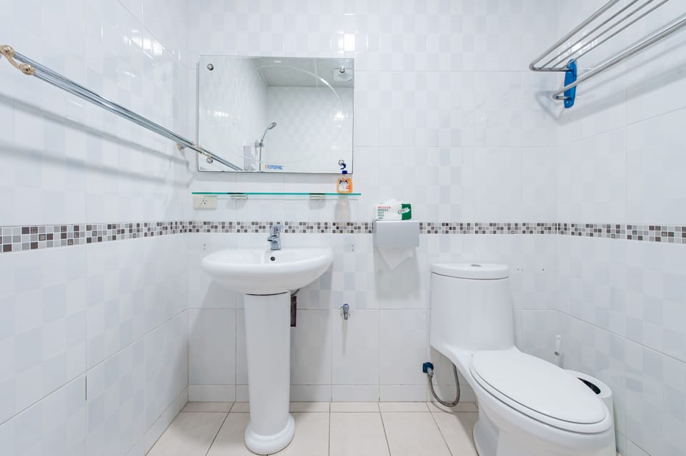 Classic double room - No window | Bathroom | Shower, hair dryer, towels, shampoo
