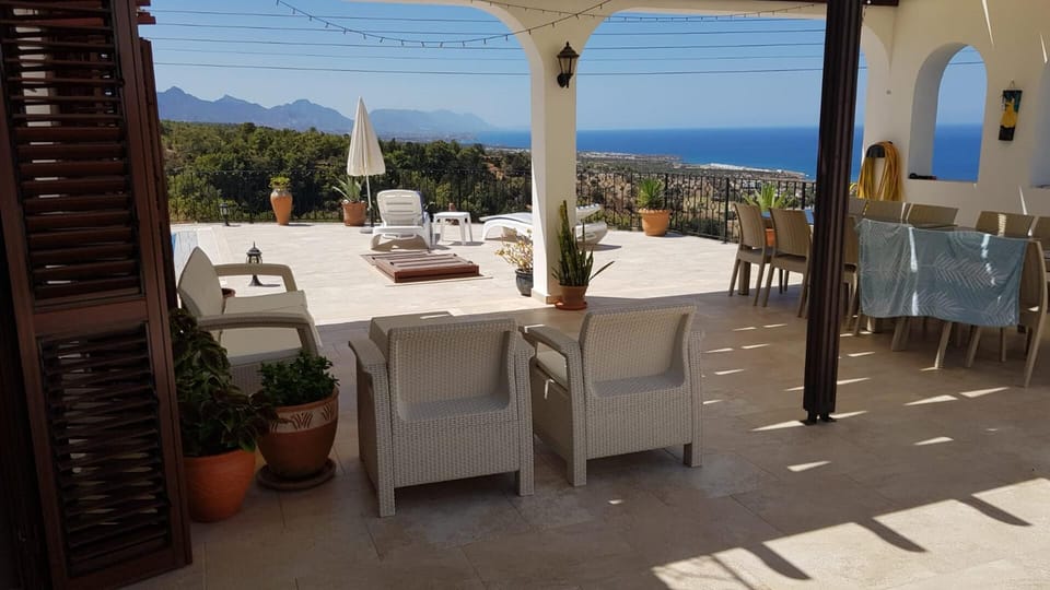 Villa | Outdoor dining