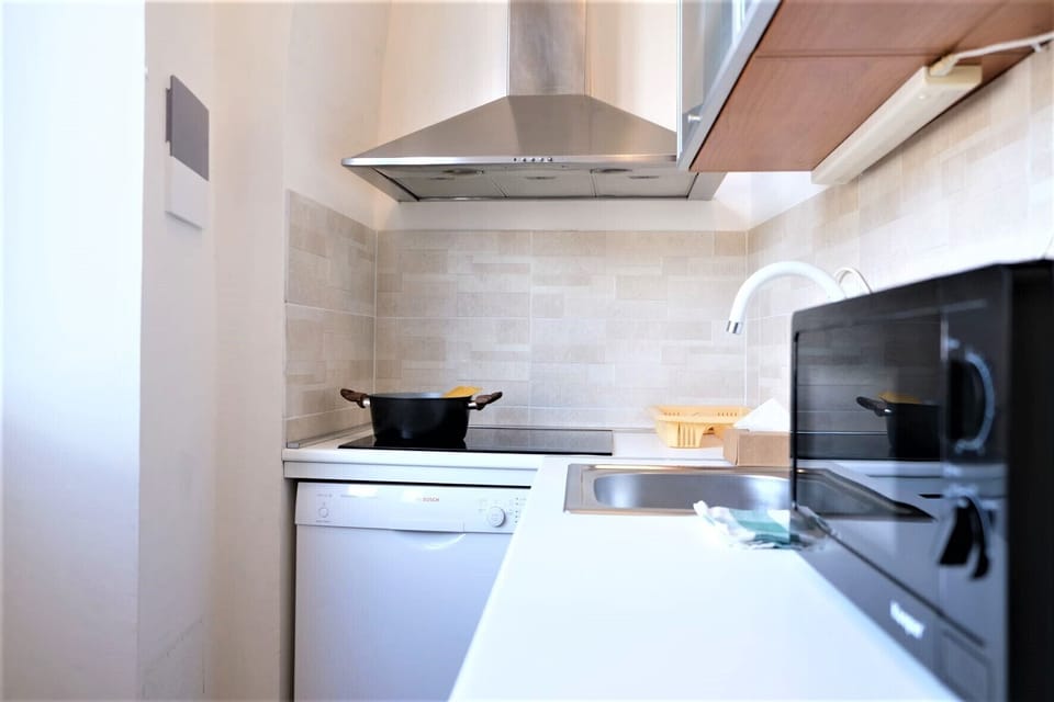 Full-size fridge, microwave, dishwasher, coffee/tea maker