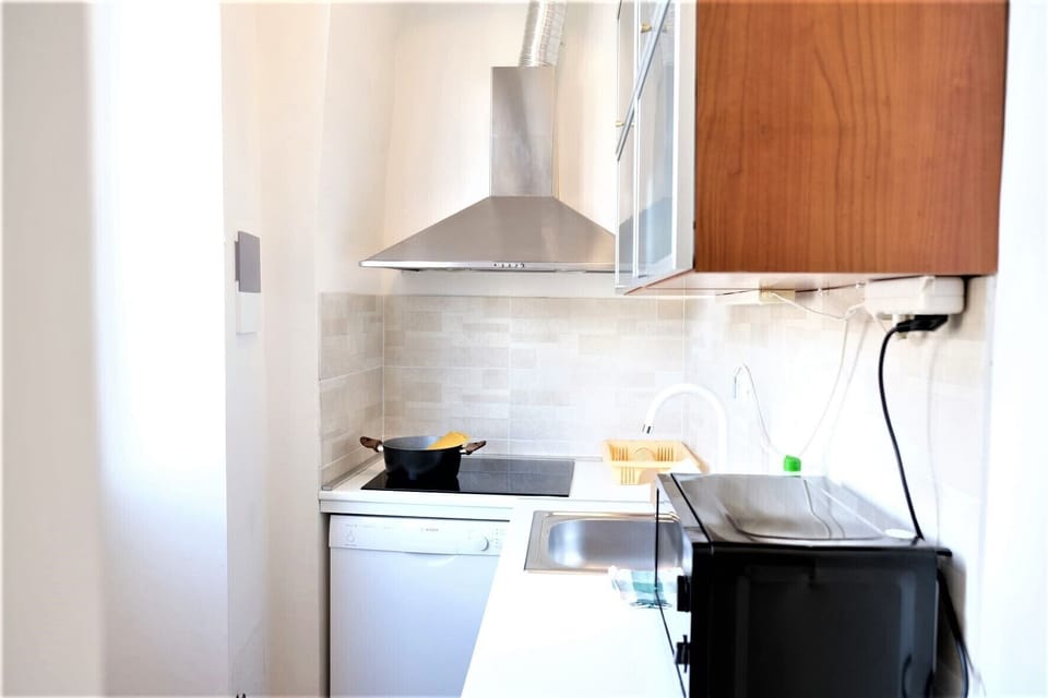 Full-size fridge, microwave, dishwasher, coffee/tea maker
