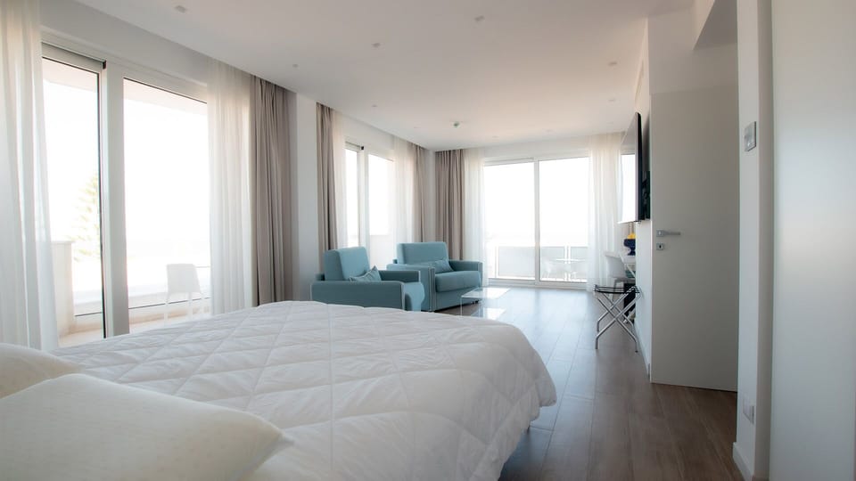 Frette Italian sheets, premium bedding, down comforters, minibar