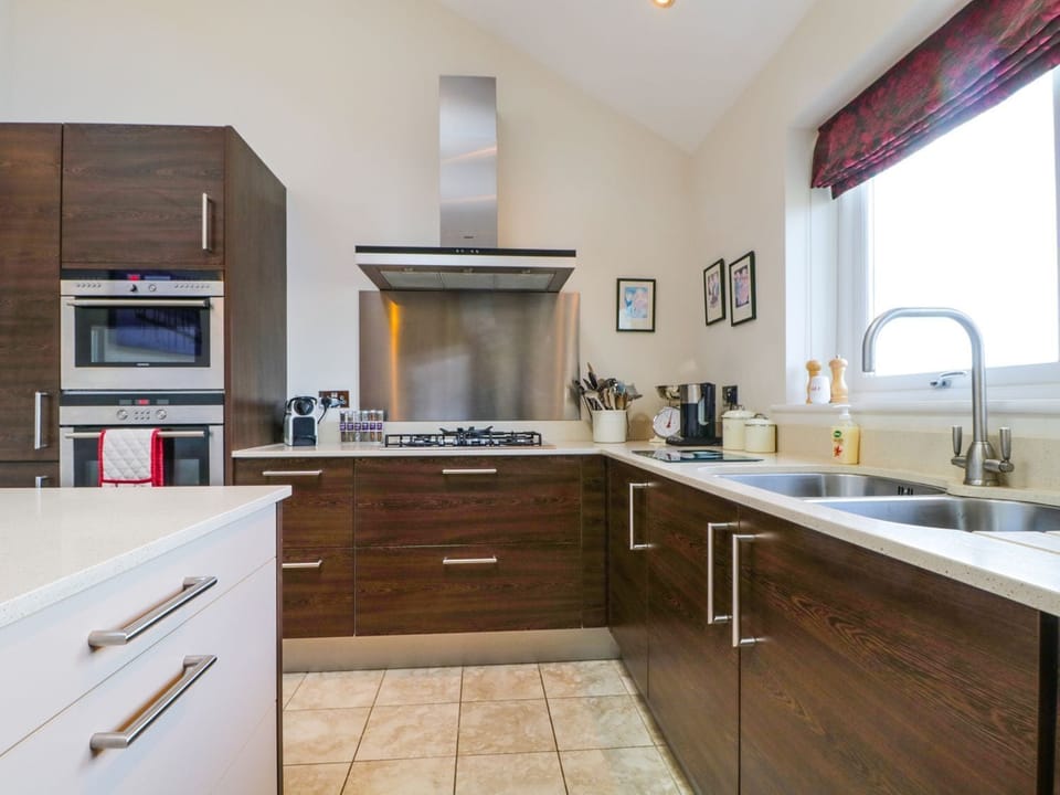 Cottage | Private kitchen | Fridge, dishwasher, electric kettle, toaster