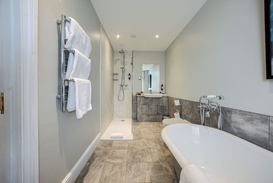 Junior Suite | Bathroom | Towels, soap, shampoo, toilet paper