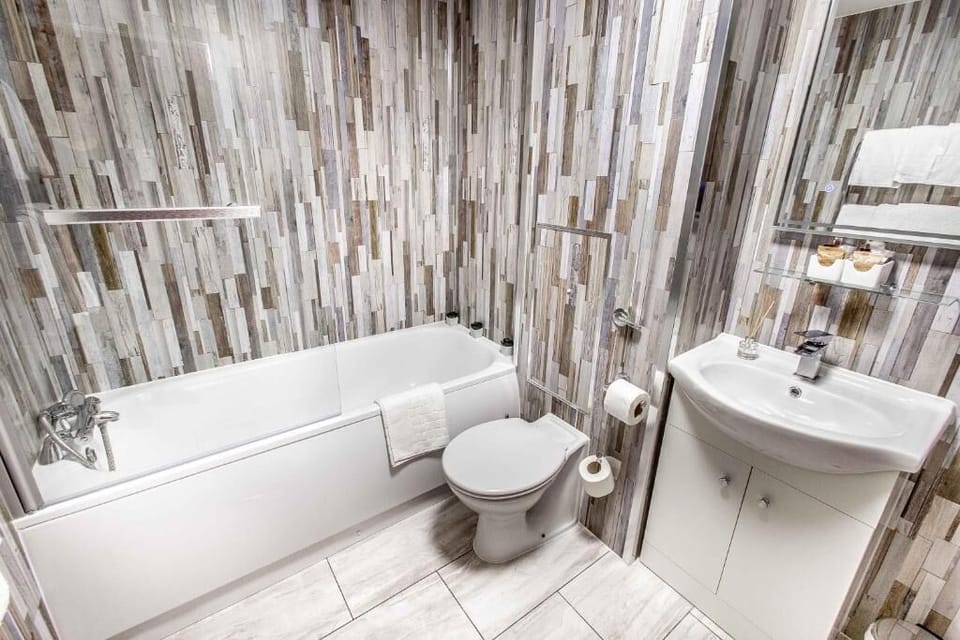 Triple Room | Bathroom | Towels, soap, shampoo, toilet paper
