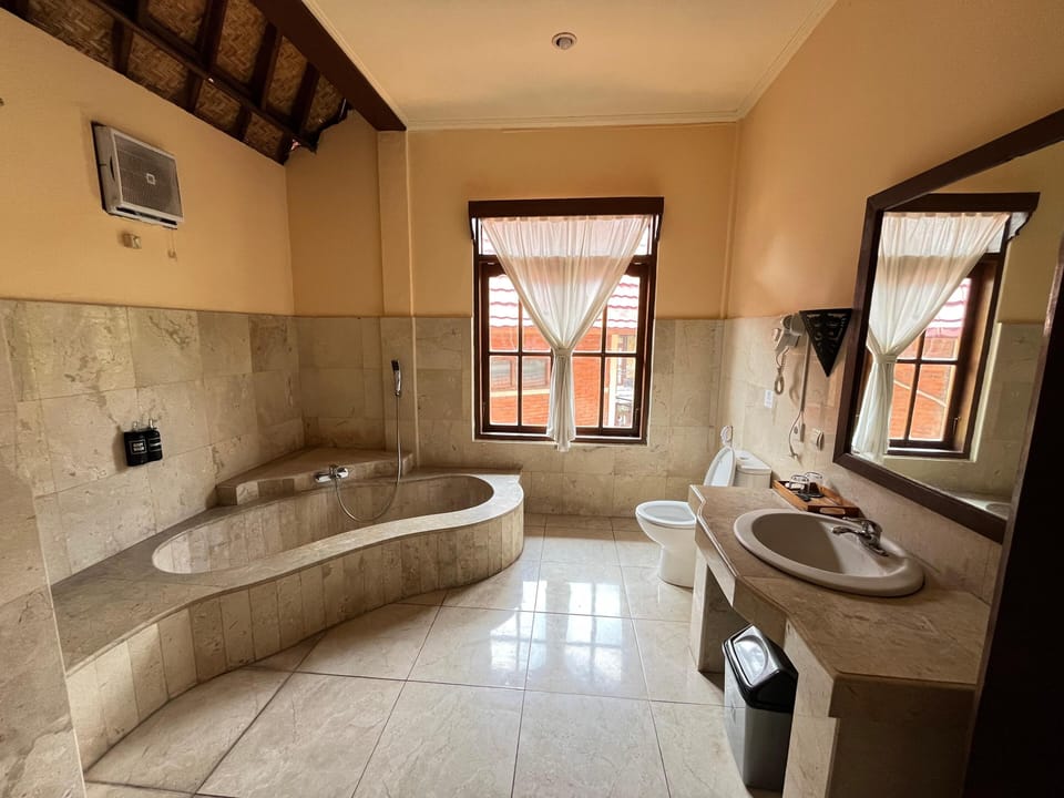 Deluxe Room | Bathroom | Towels