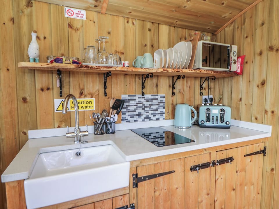 Cottage | Private kitchen | Electric kettle, toaster, cookware/dishes/utensils