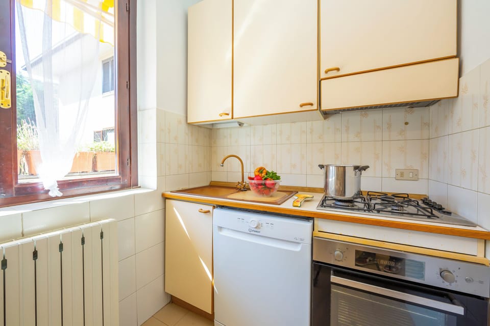Family Apartment, 2 Bedrooms, Balcony (Appartamento Gaya 2BR with Terrace) | Private kitchen | Stovetop, dining table