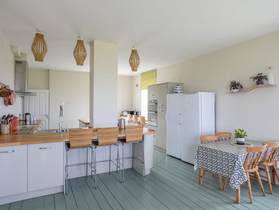 Cottage | Private kitchen | Fridge, dishwasher, electric kettle, toaster