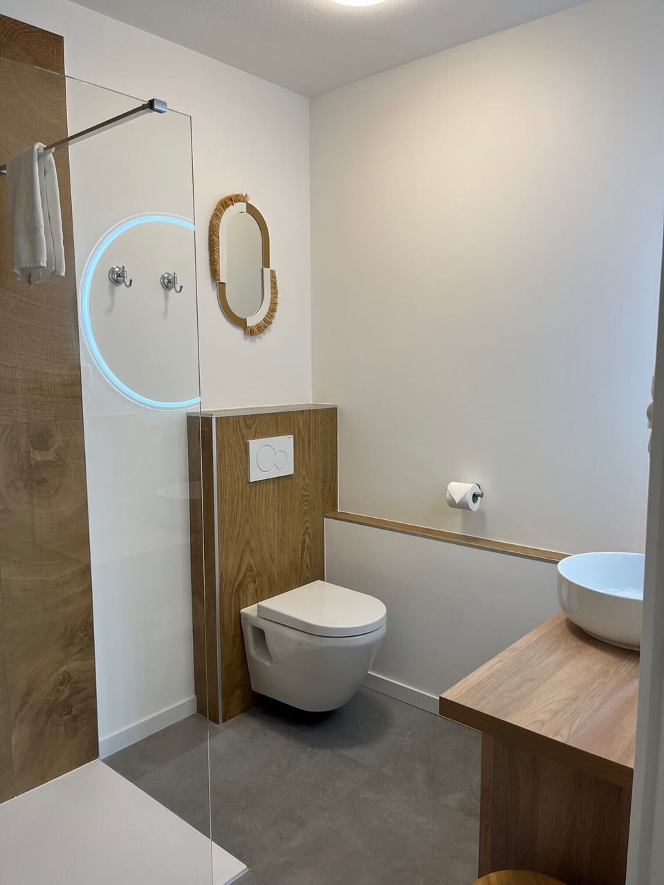 Deluxe Room | Bathroom | Shower, hair dryer, towels