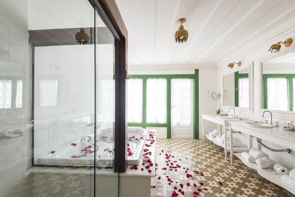 Superior Suite | Bathroom | Shower, free toiletries, hair dryer, towels