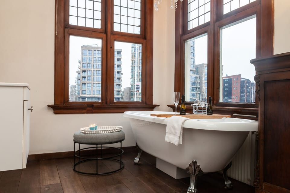Suite | Bathroom | Shower, hair dryer (on request)