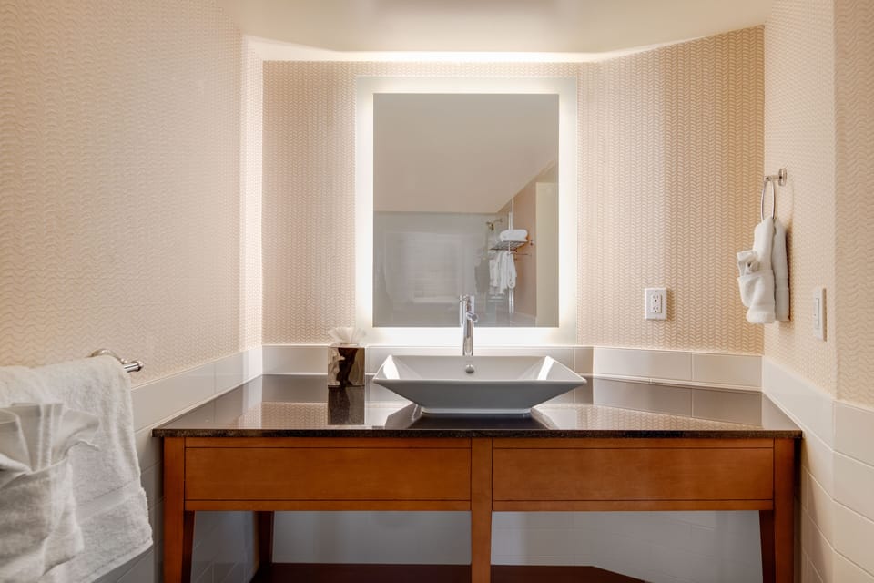 Grand Room, Sea View (King) | Bathroom | Designer toiletries, bathrobes, towels