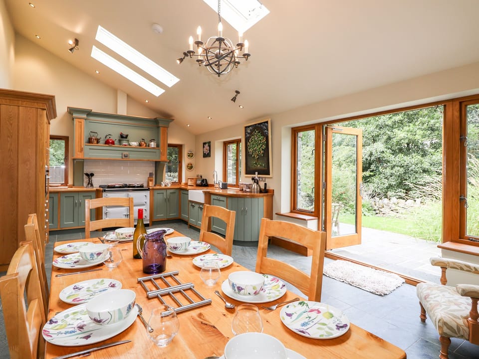Cottage | Private kitchen | Fridge, electric kettle, toaster, cookware/dishes/utensils