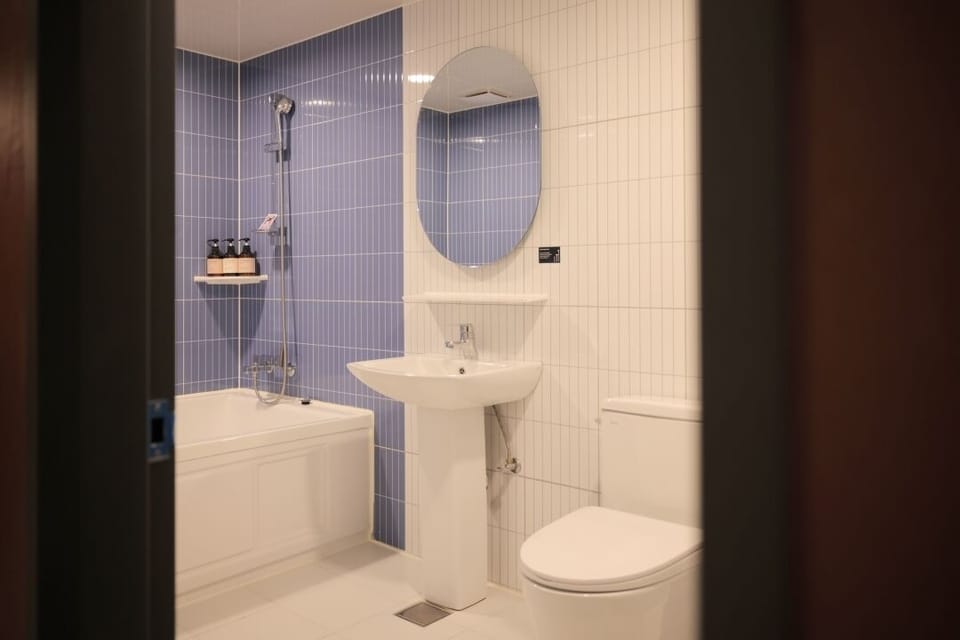 Premium Room | Bathroom | Free toiletries, hair dryer, towels, soap
