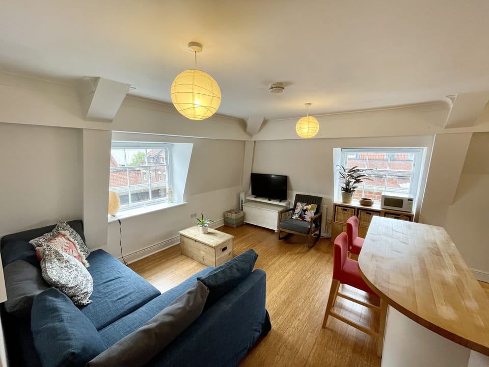 City Apartment, Private Bathroom | Lounge