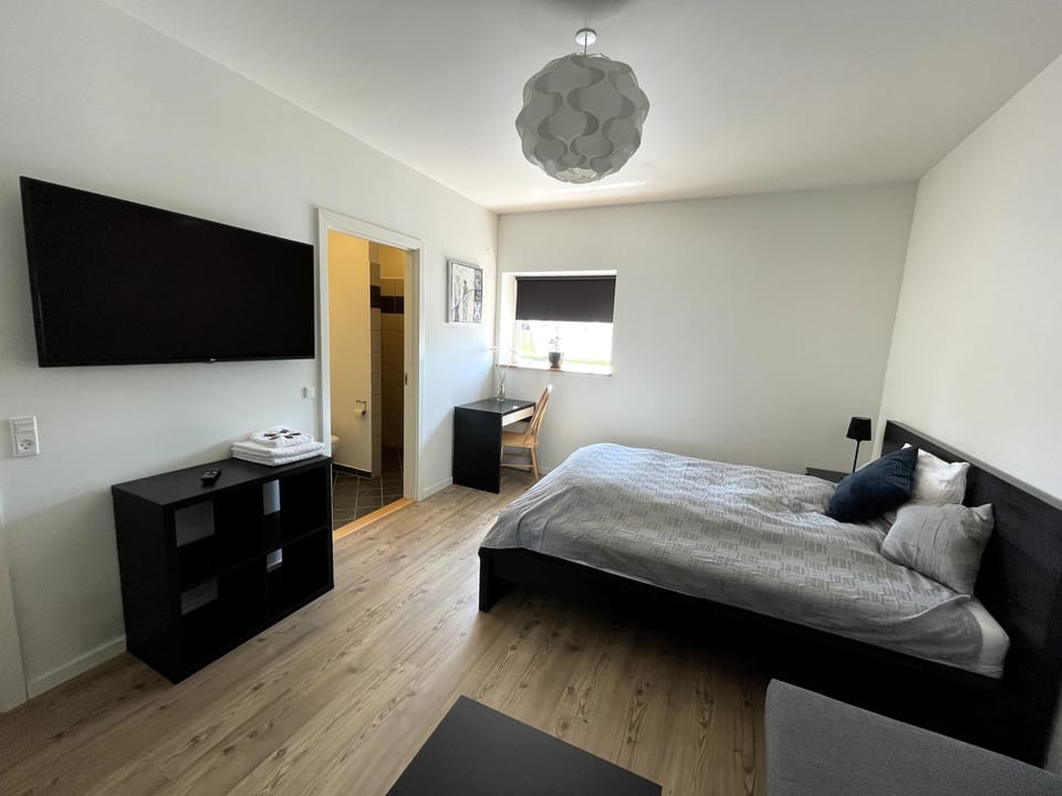 Family Quadruple Room | Desk, laptop workspace, iron/ironing board, travel crib