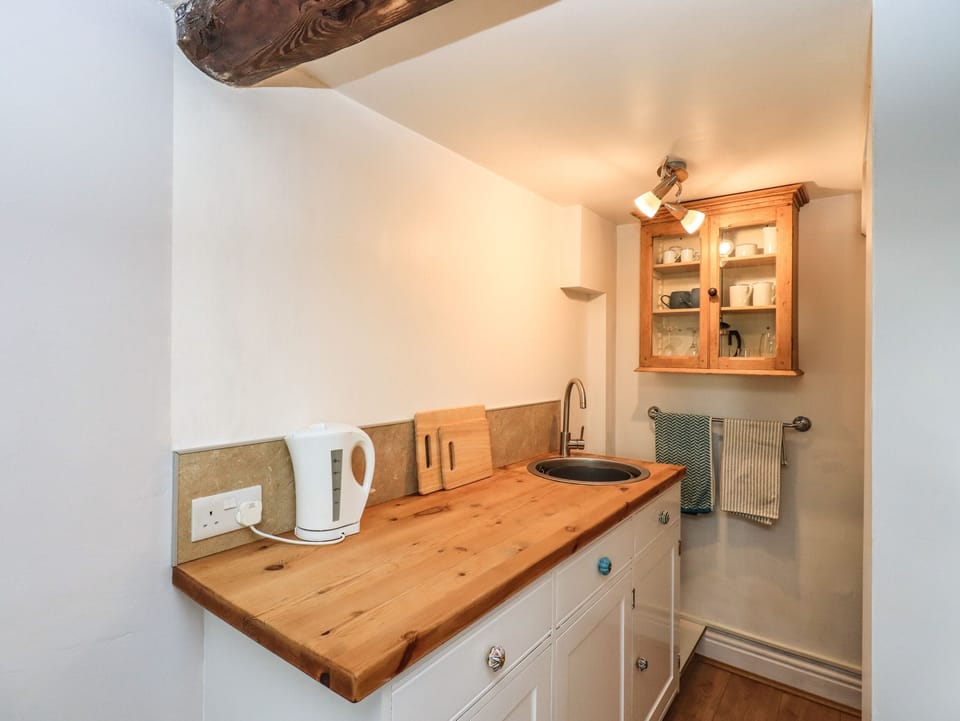 Cottage | Private kitchen | Fridge, electric kettle, cookware/dishes/utensils