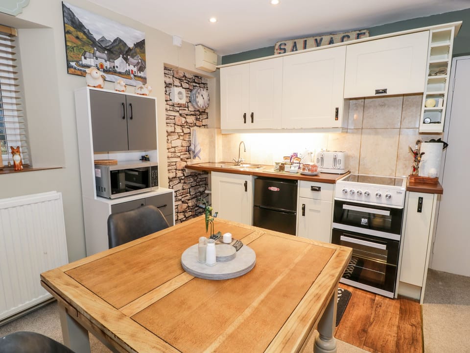Cottage | Private kitchen | Fridge, microwave, electric kettle, toaster