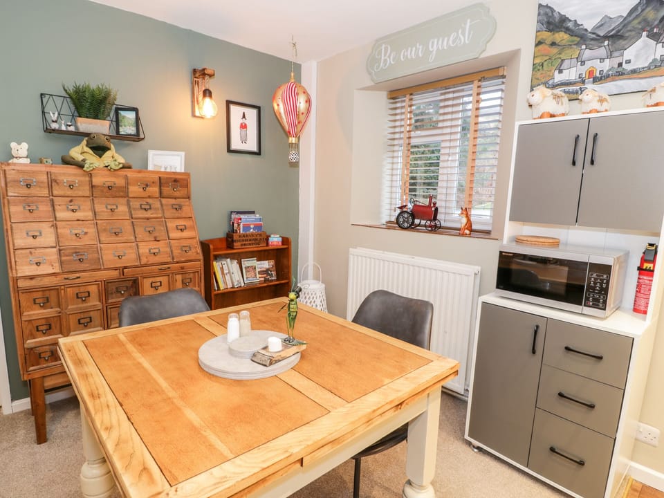 Cottage | Dining