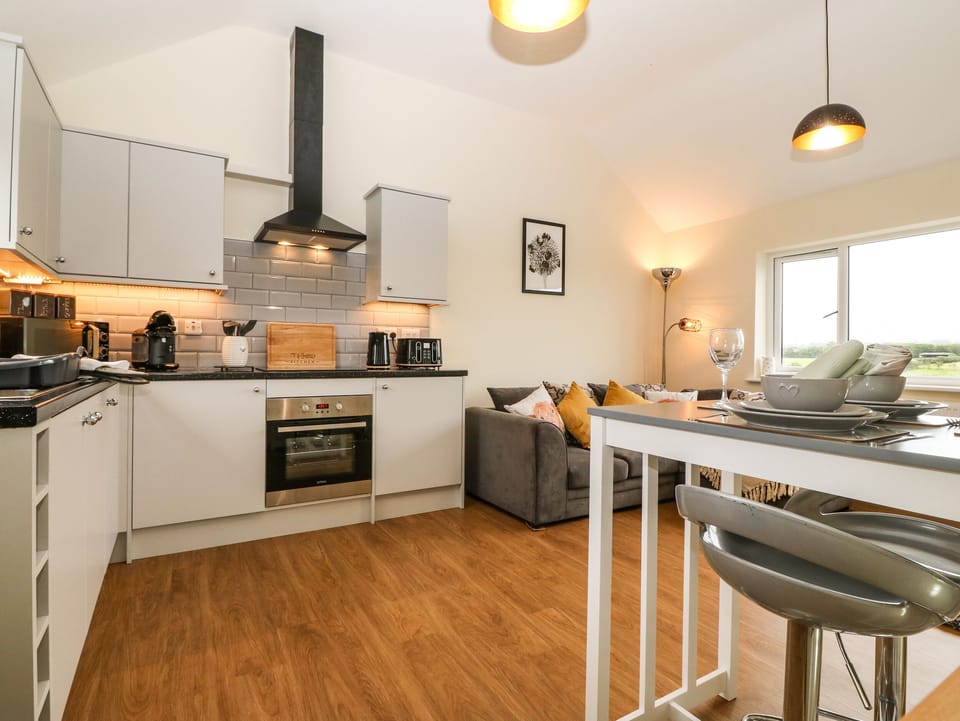 Cottage | Private kitchen | Fridge, microwave, cookware/dishes/utensils