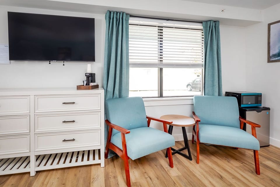 Double queen | Laptop workspace, iron/ironing board, free WiFi, bed sheets