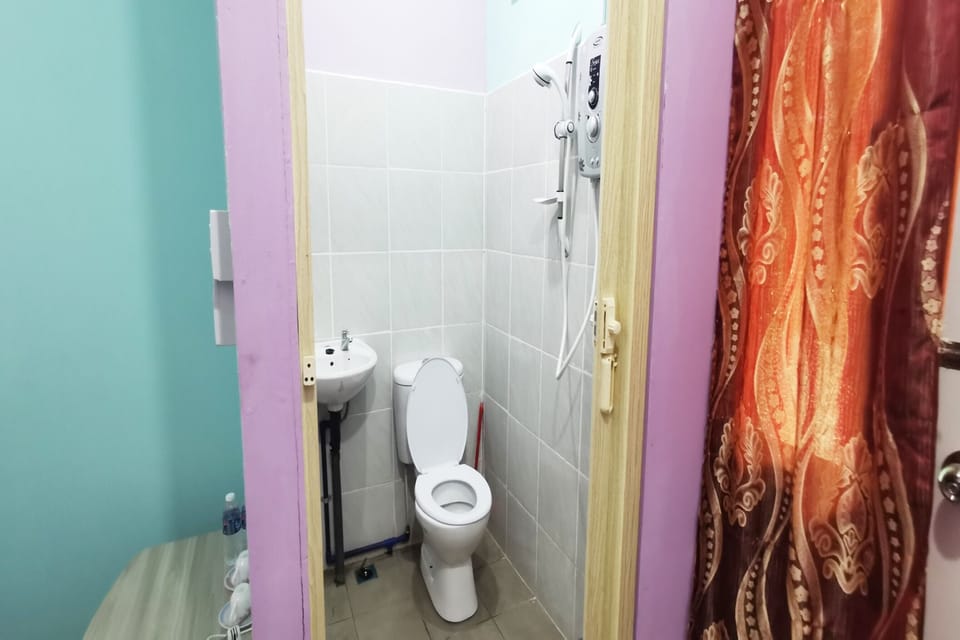 Room, Private Bathroom | Bathroom | Shower, free toiletries, towels