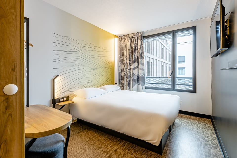 Desk, free WiFi, bed sheets