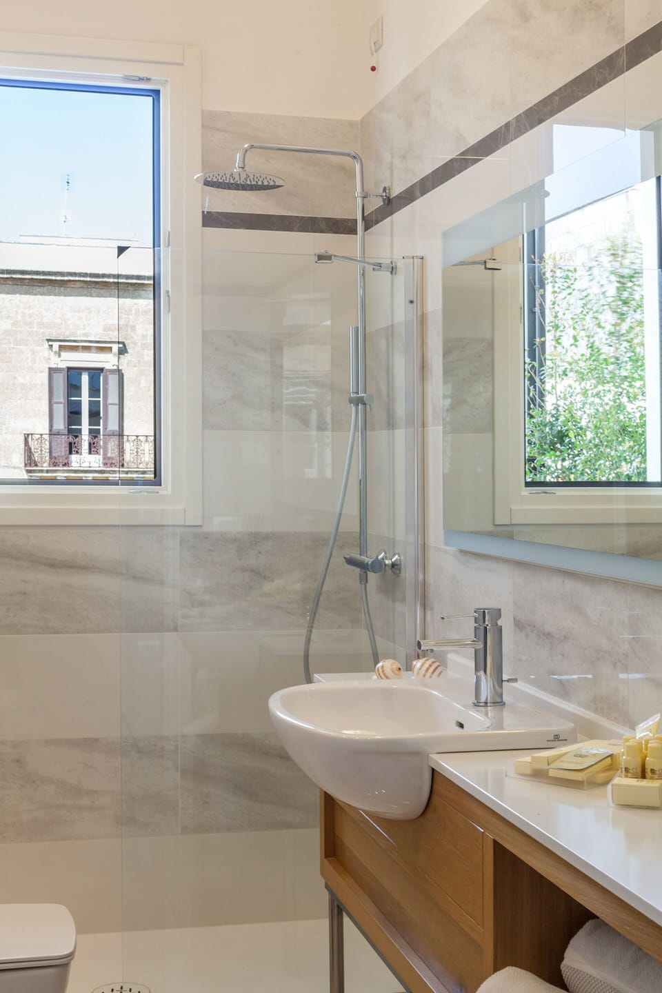 King Superior Room | Bathroom | Shower, rainfall showerhead, hair dryer, slippers