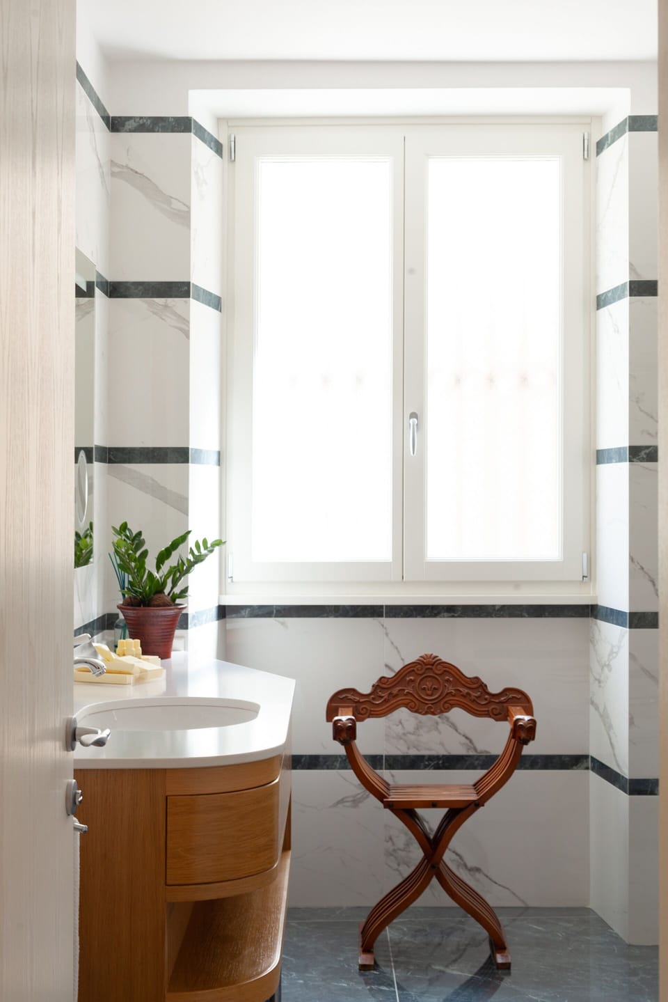 King Suite | Bathroom | Shower, rainfall showerhead, hair dryer, slippers