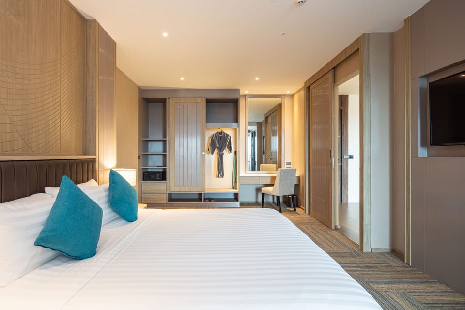 Laguna Executive Suite | Minibar, in-room safe, desk, blackout drapes