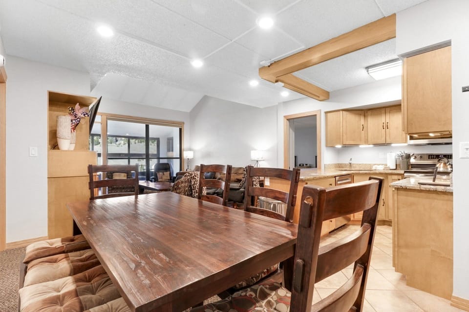 Condo, 2 Bedrooms | Dining
