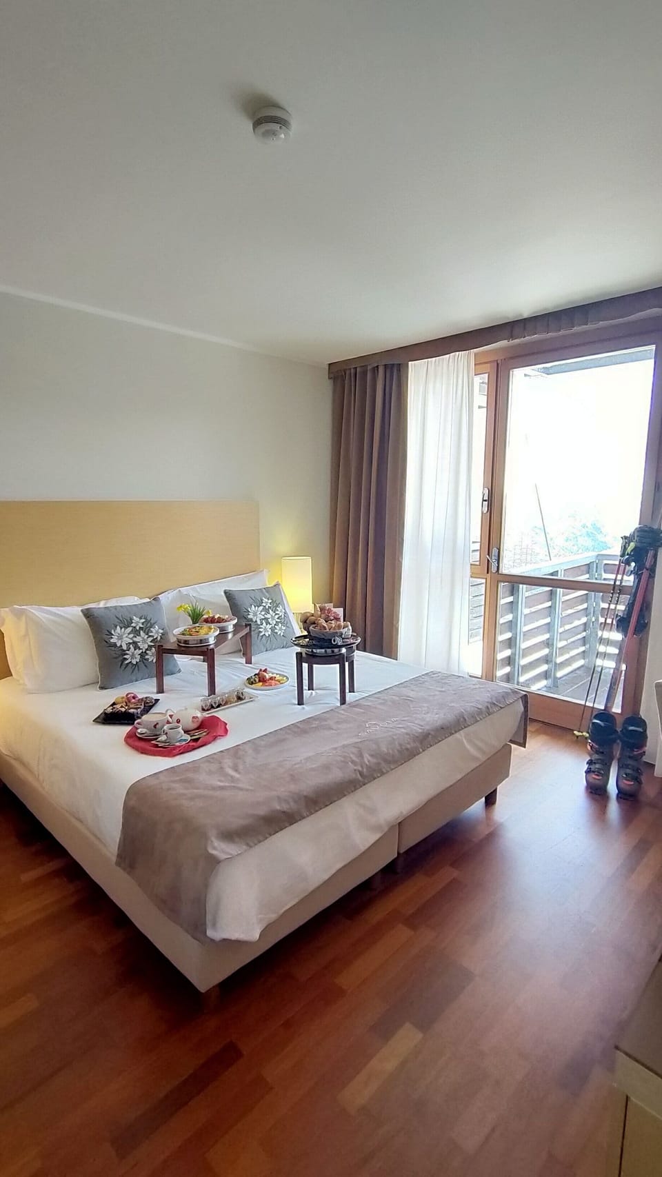 Family Room, Mountain View | Minibar, desk, laptop workspace, WiFi (free)