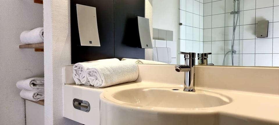 Bathroom sink