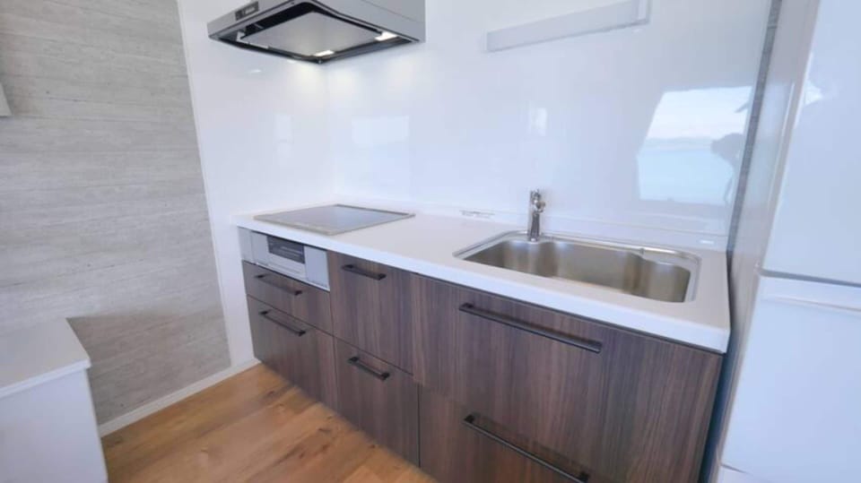 Premium Villa (1F) | Private kitchen | Fridge, microwave, stovetop, cookware/dishes/utensils