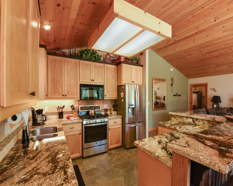 House, Multiple Beds, Balcony, Mountain View (Lux Leisure) | Private kitchen | Fridge, microwave, oven, stovetop