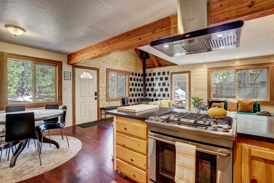 House, Multiple Beds, Hot Tub, Mountain View (Rustic Haven) | Private kitchen | Coffee/tea maker, fridge, microwave, oven