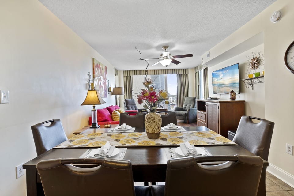 Signature Condo, 2 Bedrooms, 2 Bathrooms, Ocean View | In-room dining
