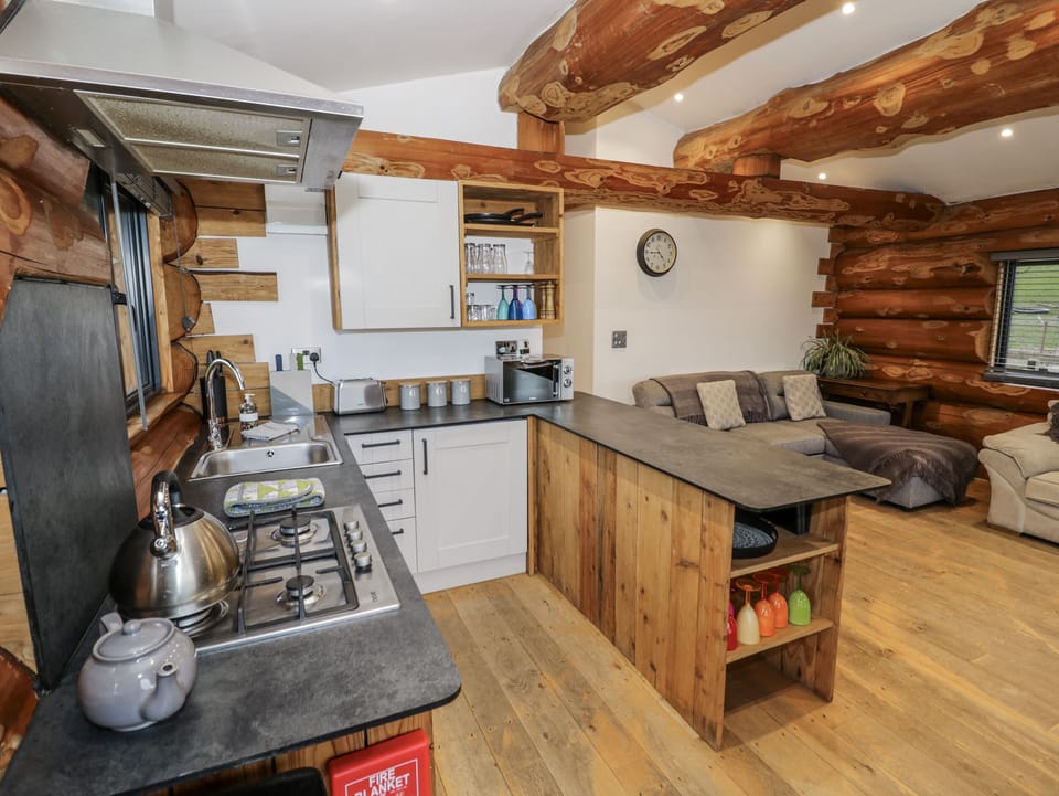 Cottage | Private kitchen | Fridge, electric kettle, toaster, cookware/dishes/utensils