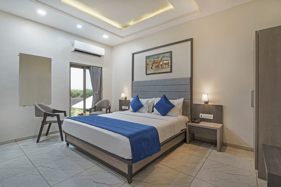 Classic Room with Balcony | Desk, bed sheets